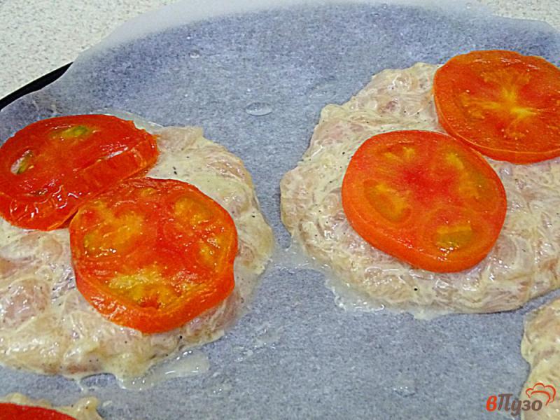 Фото приготовление рецепта: Рубленый куриный шницель с помидорами шаг №6