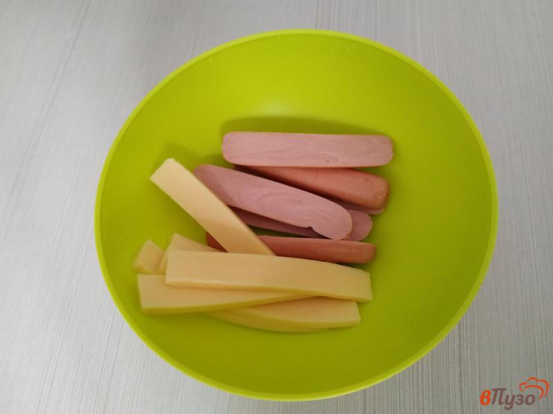 Фото приготовление рецепта: Сосиски с сыром в слоёном тесте шаг №2