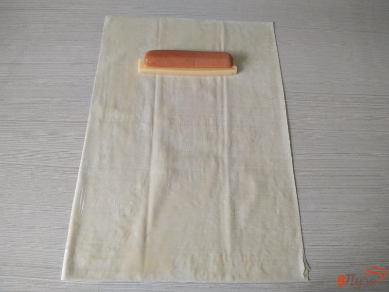 Фото приготовление рецепта: Сосиски с сыром в слоёном тесте шаг №4