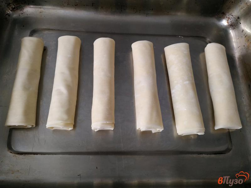 Фото приготовление рецепта: Сосиски с сыром в слоёном тесте шаг №6