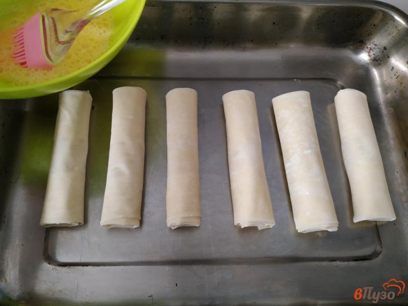 Фото приготовление рецепта: Сосиски с сыром в слоёном тесте шаг №7