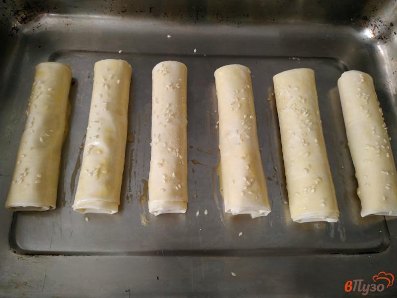 Фото приготовление рецепта: Сосиски с сыром в слоёном тесте шаг №8
