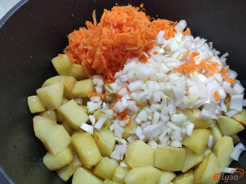 Фото приготовление рецепта: Картофель с грибами и майонезом шаг №2