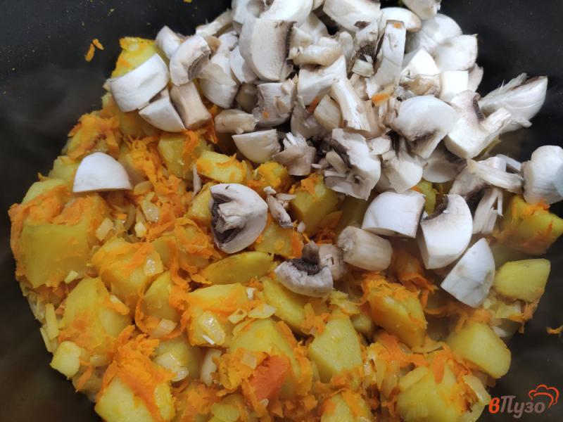 Фото приготовление рецепта: Картофель с грибами и майонезом шаг №3