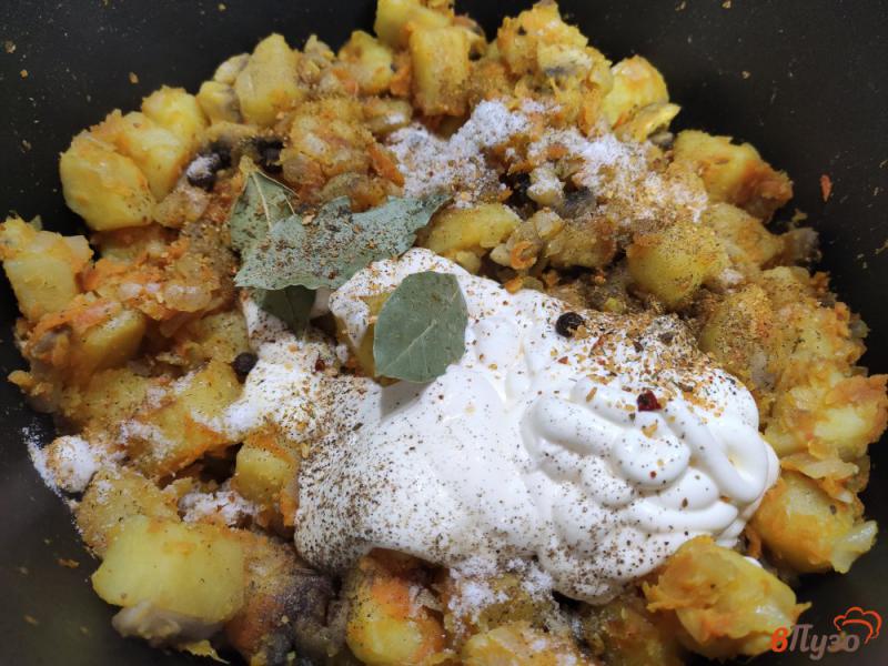 Фото приготовление рецепта: Картофель с грибами и майонезом шаг №4