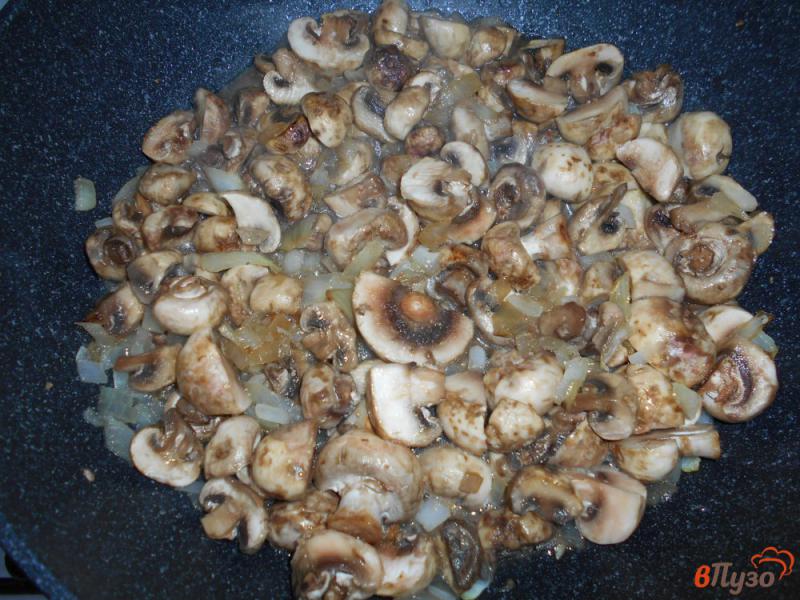 Фото приготовление рецепта: Жареные грибы с картофелем фри шаг №4