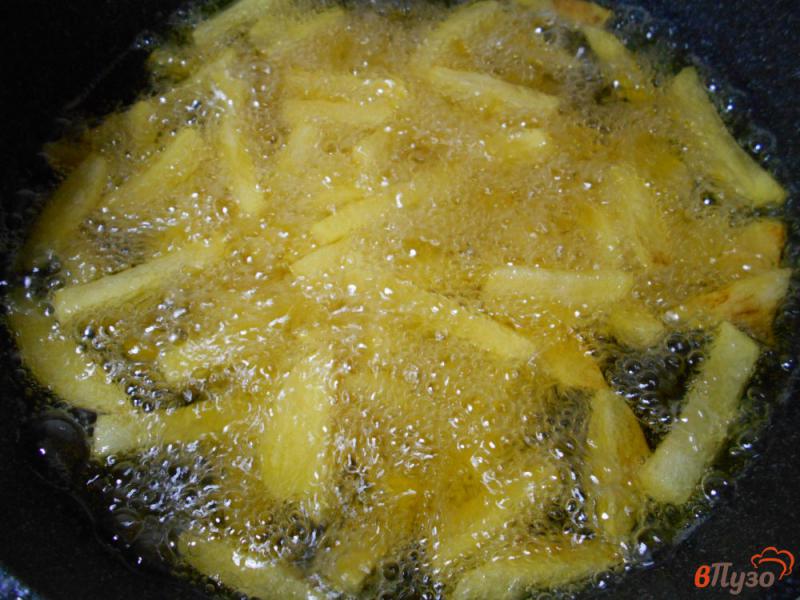 Фото приготовление рецепта: Жареные грибы с картофелем фри шаг №5