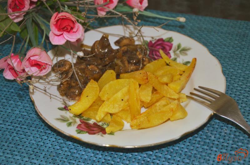 Фото приготовление рецепта: Жареные грибы с картофелем фри шаг №6