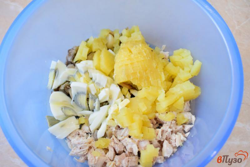 Фото приготовление рецепта: Салат с курицей маринованными грибами горошком и колбасой шаг №2