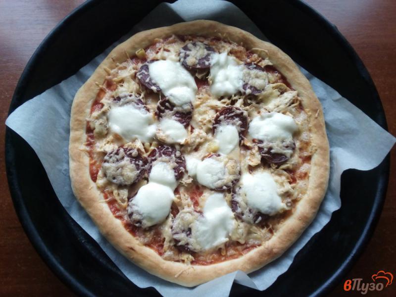 Фото приготовление рецепта: Пицца с колбасой и курицей шаг №8