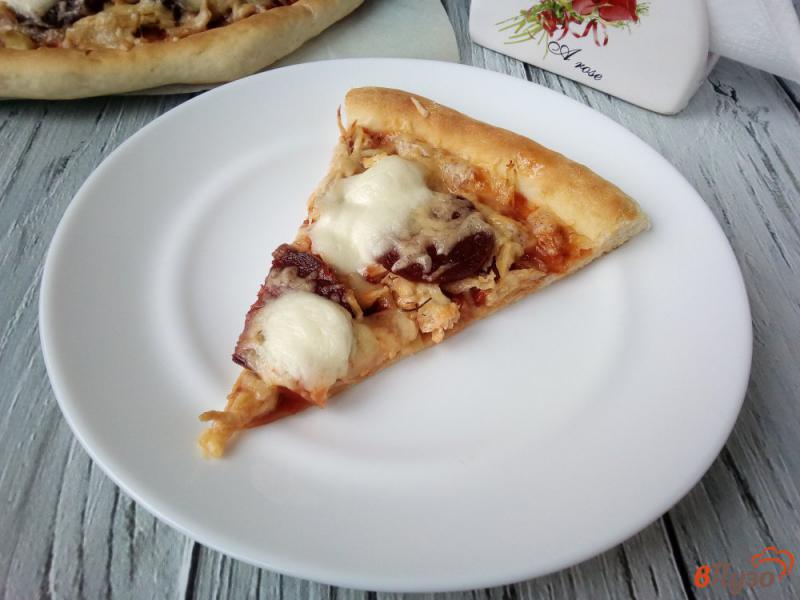 Фото приготовление рецепта: Пицца с колбасой и курицей шаг №9