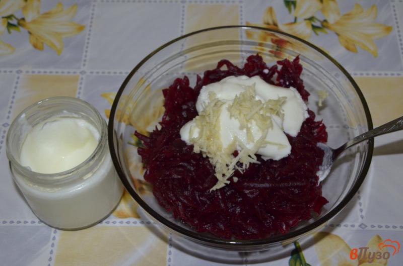 Фото приготовление рецепта: Свекла в йогуртовой заправке шаг №3