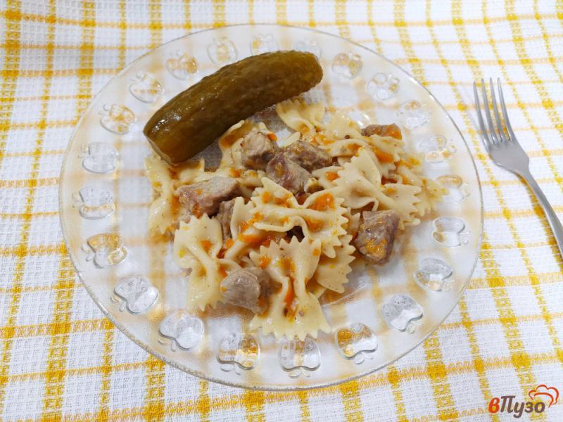 Фото приготовление рецепта: Паста бантики с мясом на сковороде шаг №6