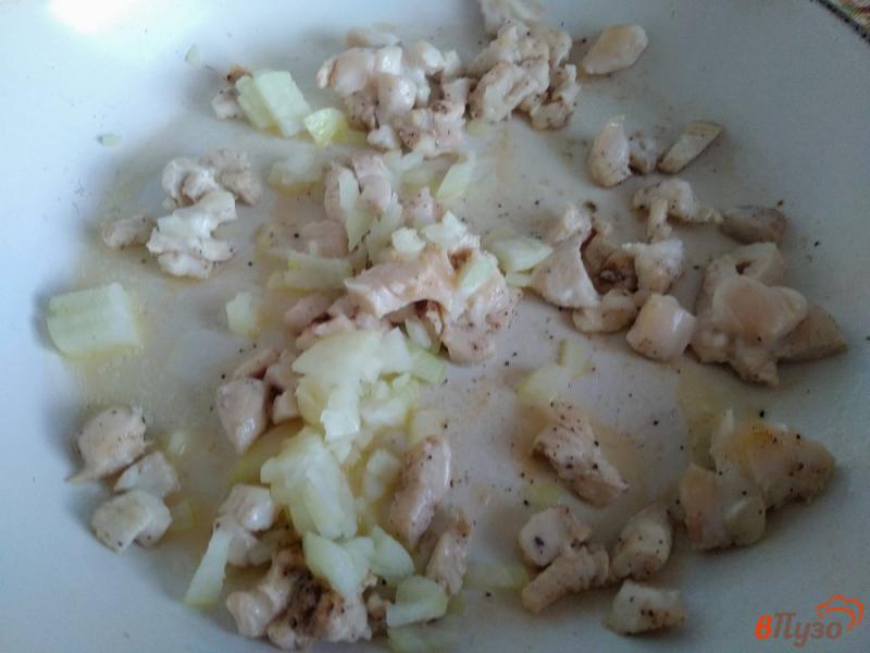 Фото приготовление рецепта: Яичница с рисом и куриным филе шаг №3