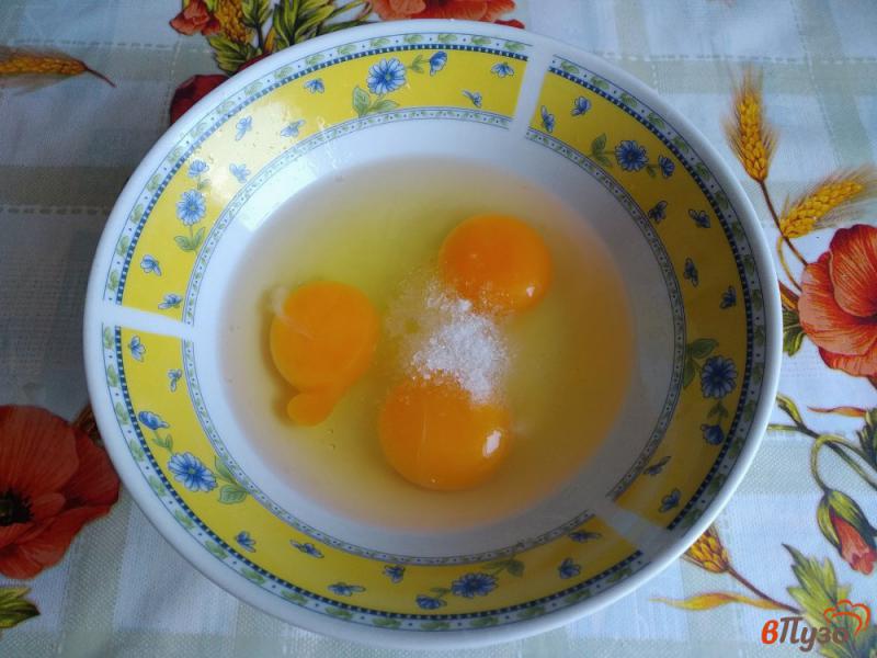 Фото приготовление рецепта: Яичница с рисом и куриным филе шаг №5