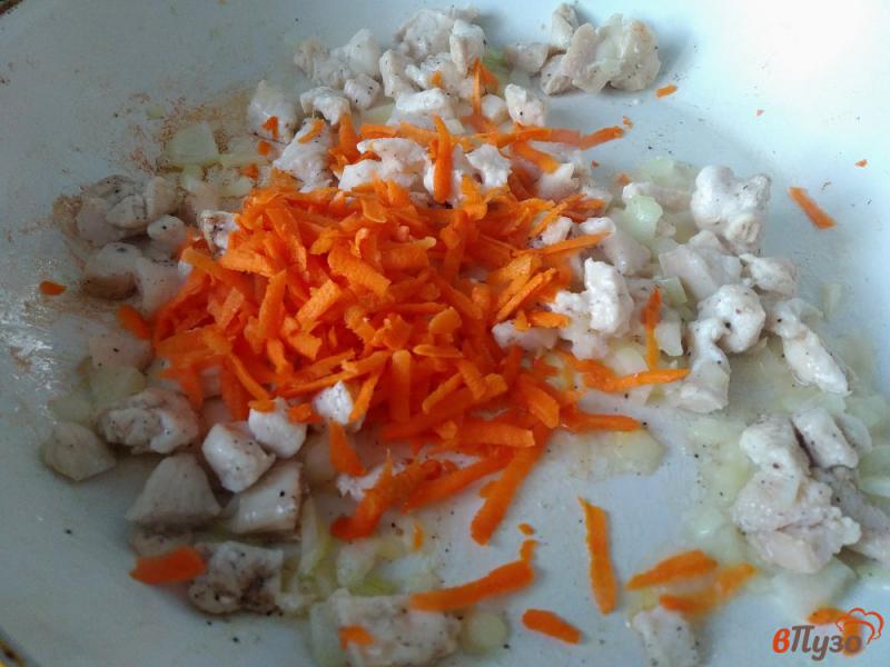 Фото приготовление рецепта: Яичница с рисом и куриным филе шаг №4