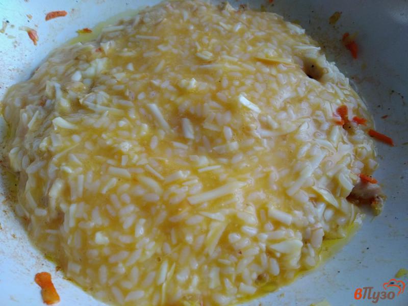 Фото приготовление рецепта: Яичница с рисом и куриным филе шаг №9