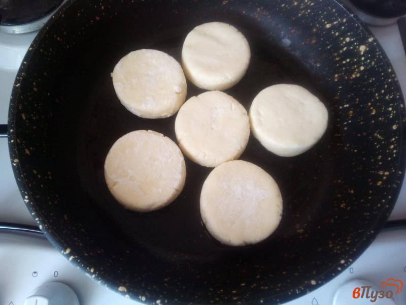 Фото приготовление рецепта: Сырники с кокосовой мукой шаг №4