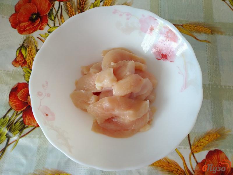 Фото приготовление рецепта: Куриное филе в хрустящей панировке шаг №2