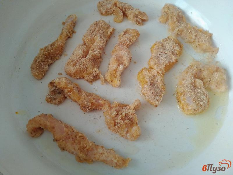 Фото приготовление рецепта: Куриное филе в хрустящей панировке шаг №6