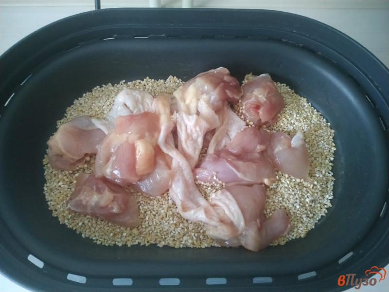 Фото приготовление рецепта: Ячневая каша с куриными бедрами в пароварке шаг №2