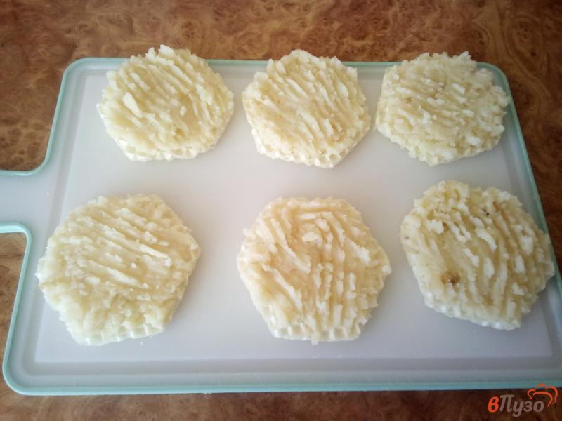 Фото приготовление рецепта: Сосиски с картофелем в вафельных коржах шаг №1