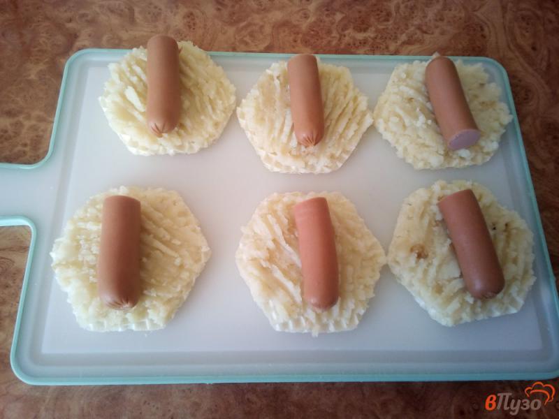 Фото приготовление рецепта: Сосиски с картофелем в вафельных коржах шаг №2