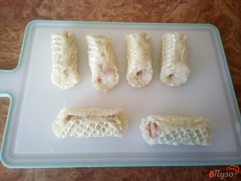 Фото приготовление рецепта: Сосиски с картофелем в вафельных коржах шаг №3