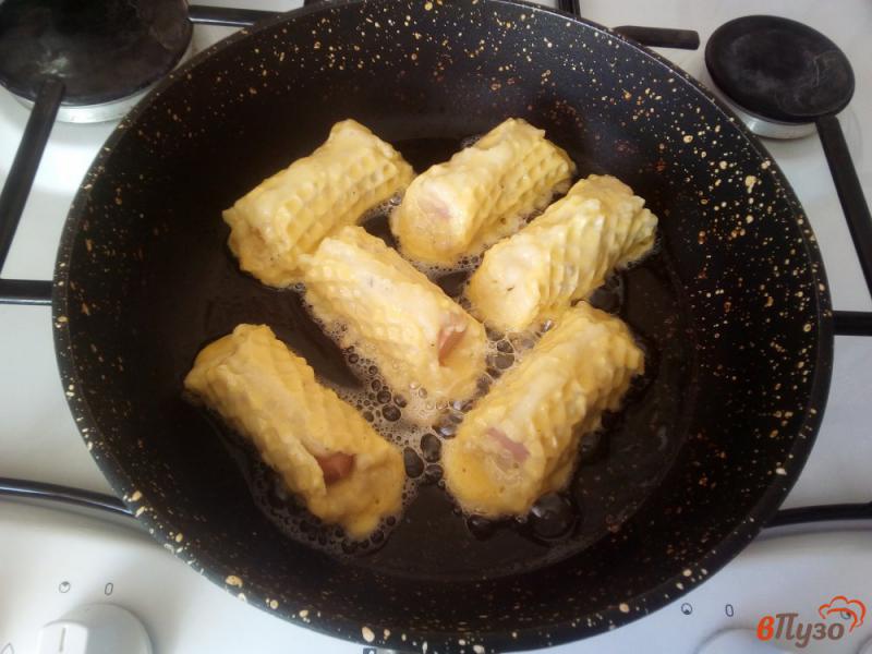 Фото приготовление рецепта: Сосиски с картофелем в вафельных коржах шаг №5