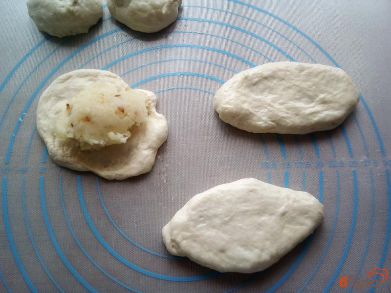 Фото приготовление рецепта: Жареные пирожки с картошкой шаг №7