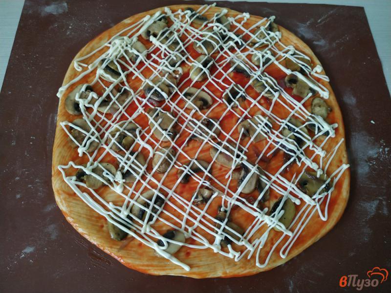 Фото приготовление рецепта: Пицца с шампиньонами шаг №13