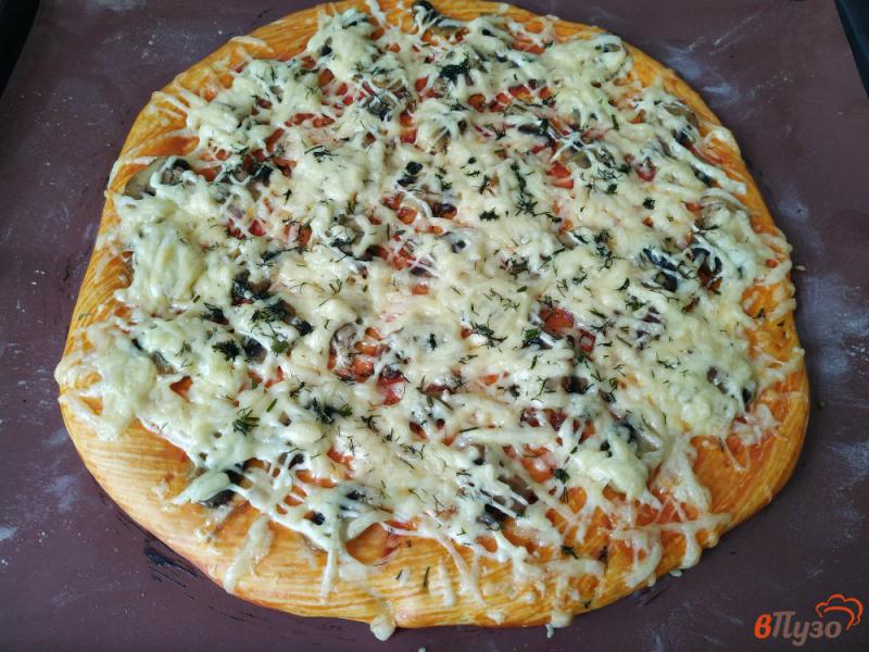 Фото приготовление рецепта: Пицца с шампиньонами шаг №16