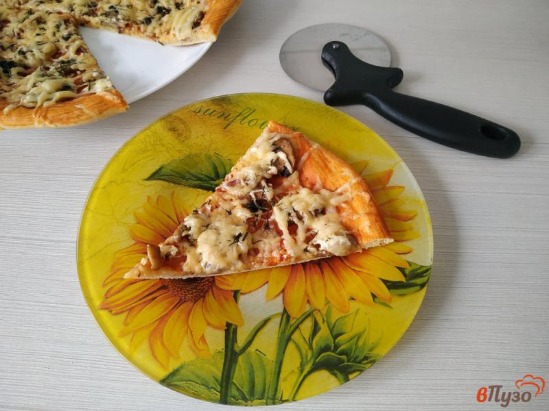 Фото приготовление рецепта: Пицца с шампиньонами шаг №17
