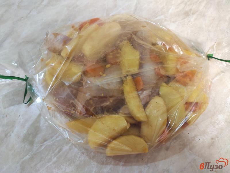 Фото приготовление рецепта: Картофель с куриными голенями в рукаве шаг №3