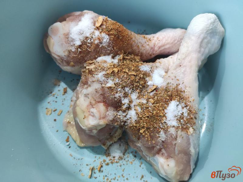 Фото приготовление рецепта: Куриные голени с капустой в рукаве шаг №6