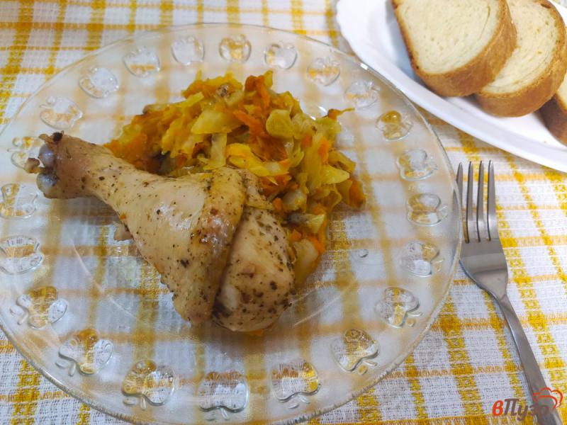 Фото приготовление рецепта: Куриные голени с капустой в рукаве шаг №8