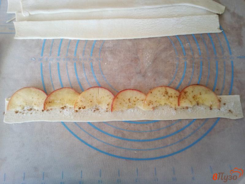 Фото приготовление рецепта: Яблочные розы в слоёном тесте шаг №4