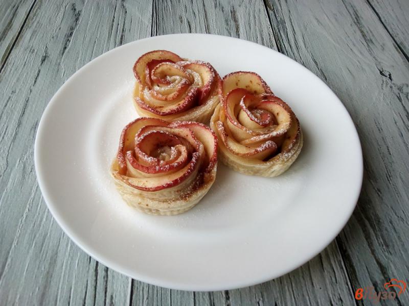 Фото приготовление рецепта: Яблочные розы в слоёном тесте шаг №9
