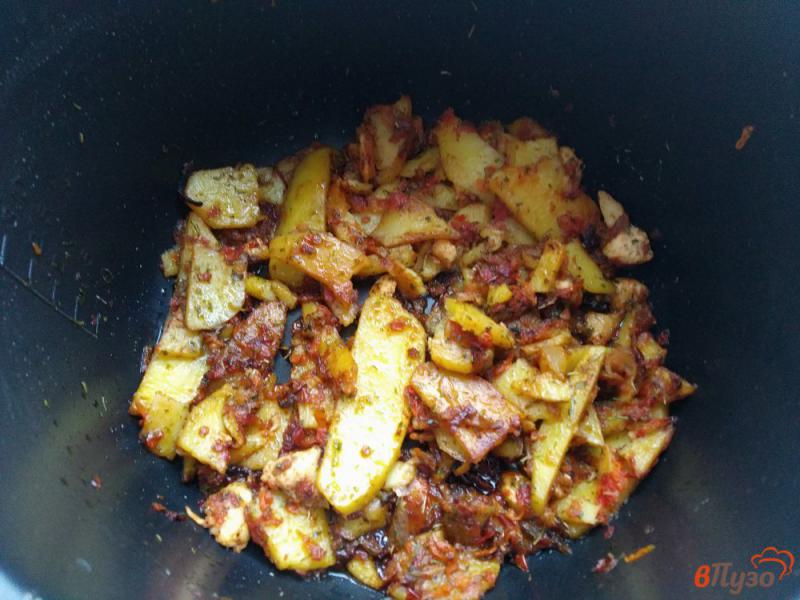 Фото приготовление рецепта: Картошка жареная с куриным филе в мультиварке шаг №6