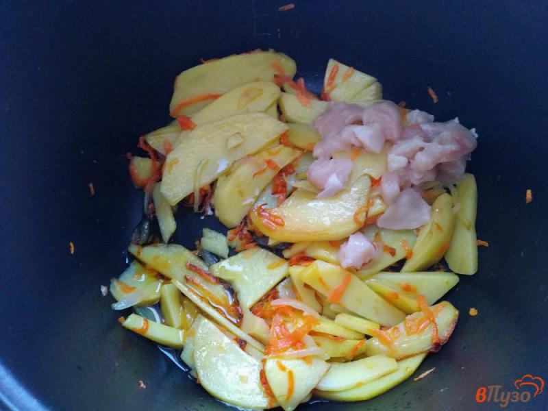 Фото приготовление рецепта: Картошка жареная с куриным филе в мультиварке шаг №3