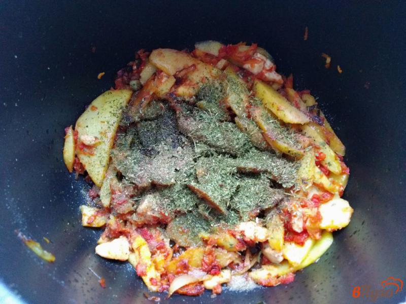 Фото приготовление рецепта: Картошка жареная с куриным филе в мультиварке шаг №5