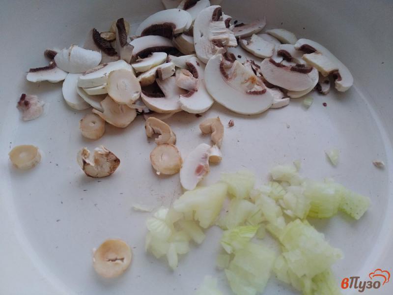 Фото приготовление рецепта: Яичница с грибами и куриным филе шаг №2