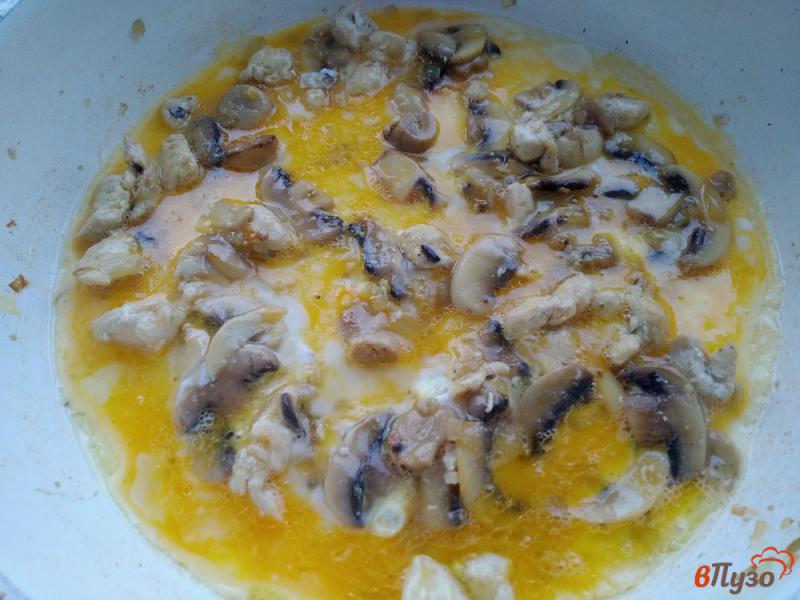 Фото приготовление рецепта: Яичница с грибами и куриным филе шаг №4