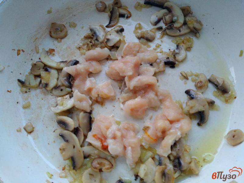 Фото приготовление рецепта: Яичница с грибами и куриным филе шаг №3