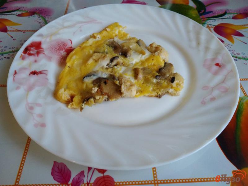 Фото приготовление рецепта: Яичница с грибами и куриным филе шаг №6