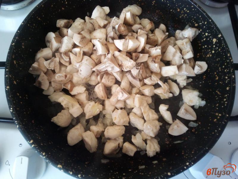 Фото приготовление рецепта: Картофельная запеканка с курицей и грибами шаг №3