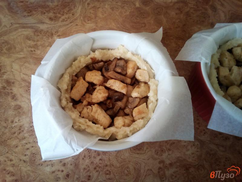 Фото приготовление рецепта: Картофельная запеканка с курицей и грибами шаг №7