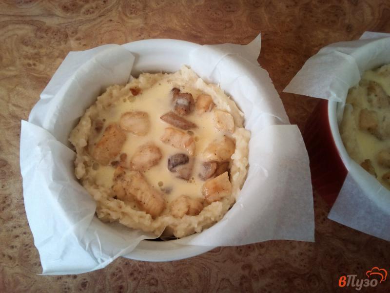 Фото приготовление рецепта: Картофельная запеканка с курицей и грибами шаг №9