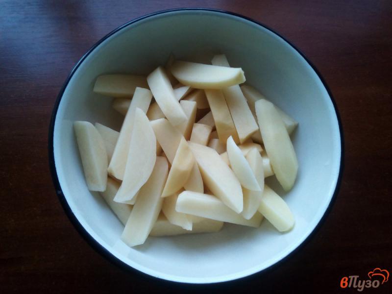 Фото приготовление рецепта: Утиные голени с картофелем в духовке шаг №1