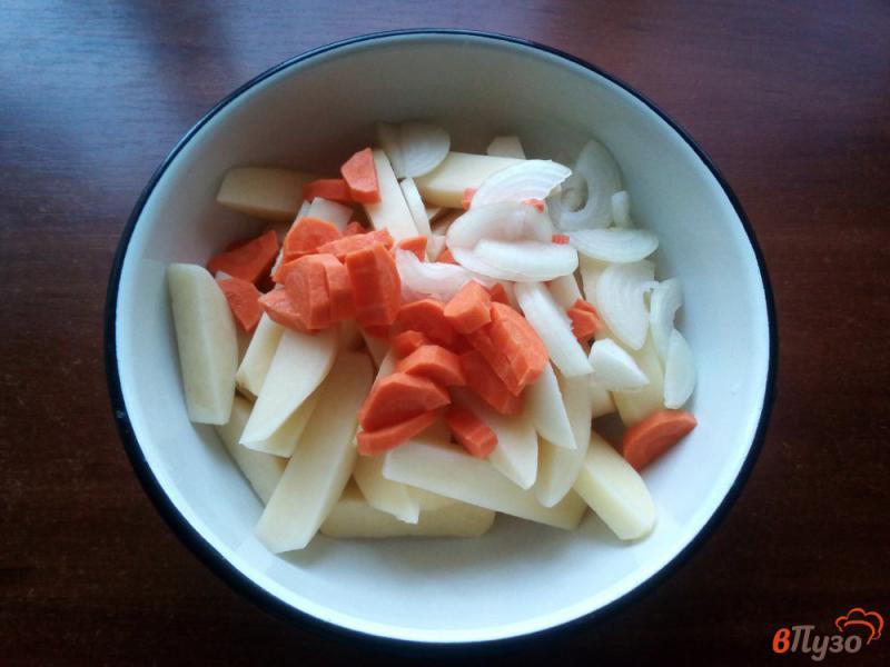 Фото приготовление рецепта: Утиные голени с картофелем в духовке шаг №2
